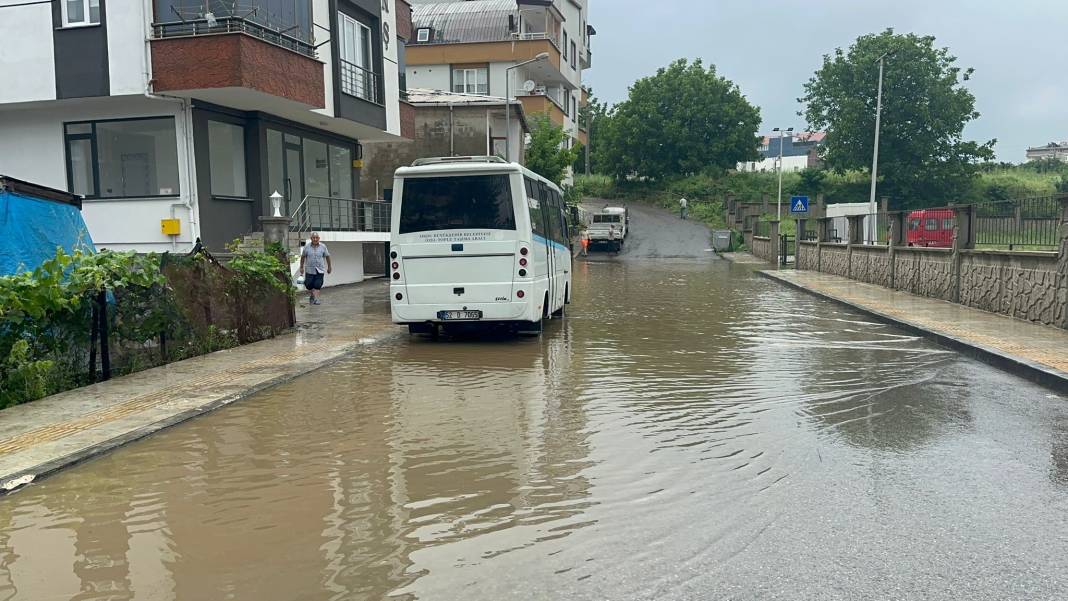 Fatsa’yı sağanak vurdu! Yollar göle döndü, iş yerleri ve araçlar sular altında kaldı 3